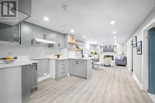 Photo - 919 Brucedale Ave E