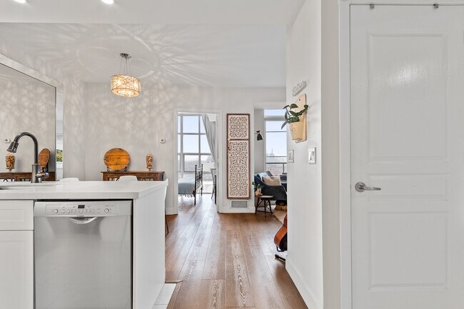 438 Richmond St W