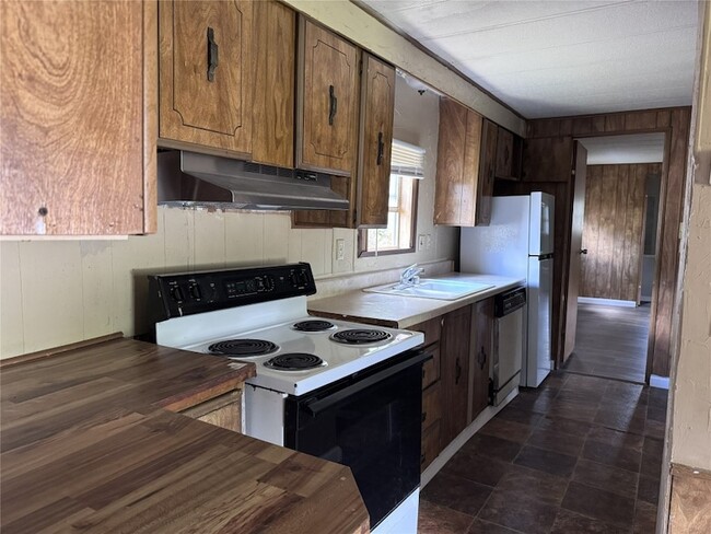 Photo - 854 Queenswood St