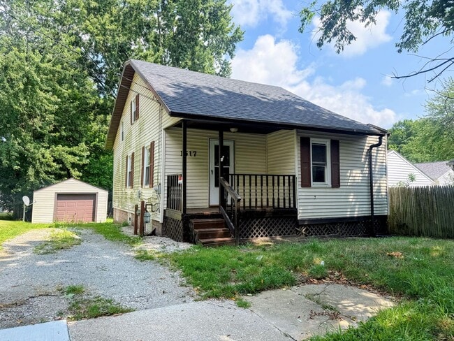 Building Photo - Three bedroom one bathroom home for rent