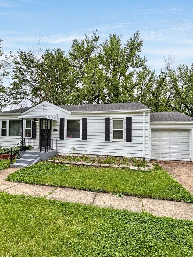 Charming 3-Bedroom Home with Fenced Yard a... - Charming 3-Bedroom Home with Fenced Yard a...