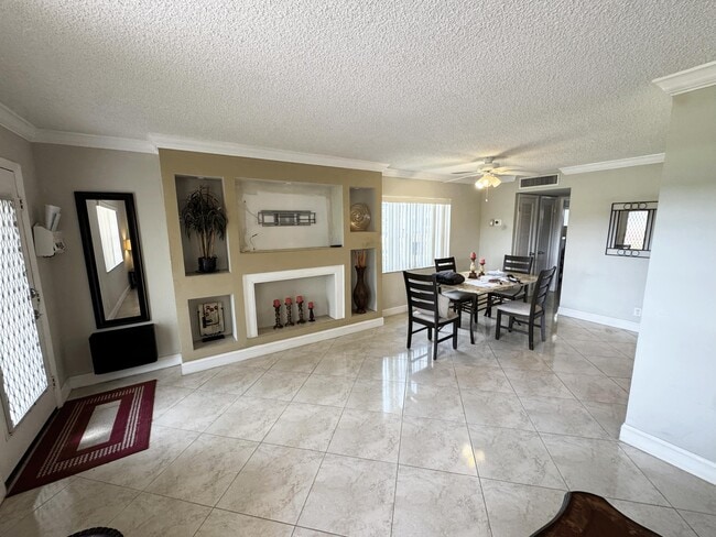 Photo - 984 Normandy Ln