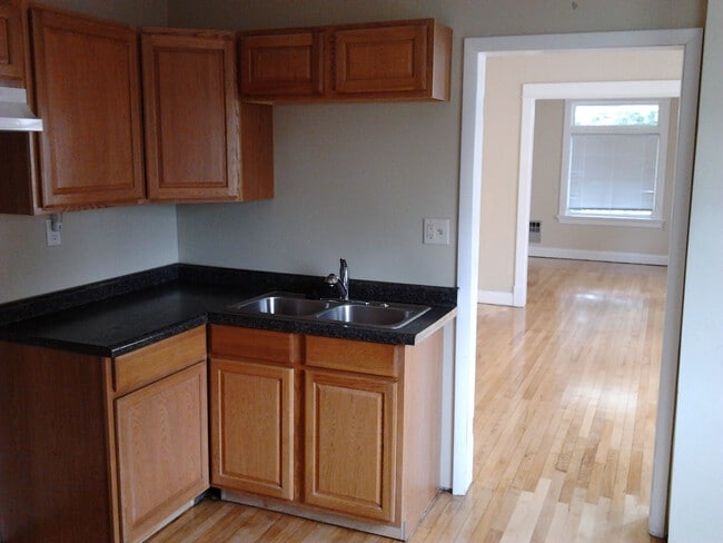 Photo - 1821 E 6th St