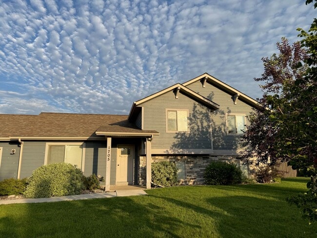 Building Photo - 3 Bedroom 2 Bath in Ryen Glenn!