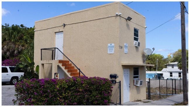 Building Photo - 709 6th St Unit 3