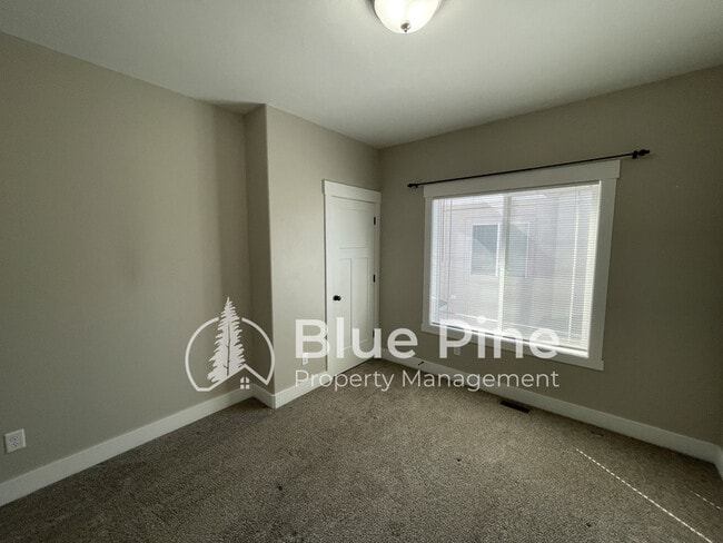 Photo - 700 S Saturn Ave