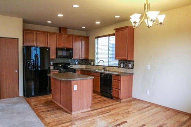 Spacious and Modern 4-Bedroom Home in Everett - Spacious and Modern 4-Bedroom Home in Everett