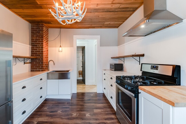 Photo - 522 Newton Ave N