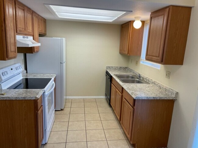 Photo - LA JOLLA 2BD TWO-STORY TOWNHOME CONVENIENT...