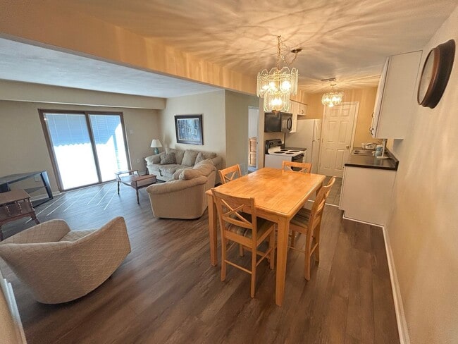 Building Photo - Partially Furnished Condo. Unit G