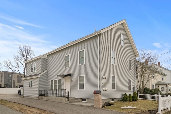 Building Photo - 64 Waltham St Unit 1