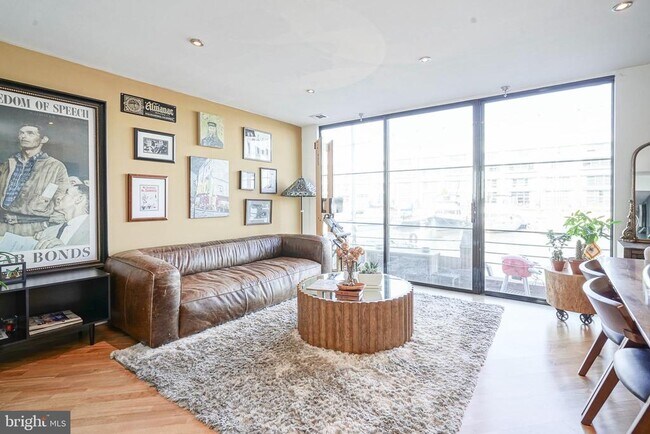 Photo - 3 N Christopher Columbus Blvd Unidad 111