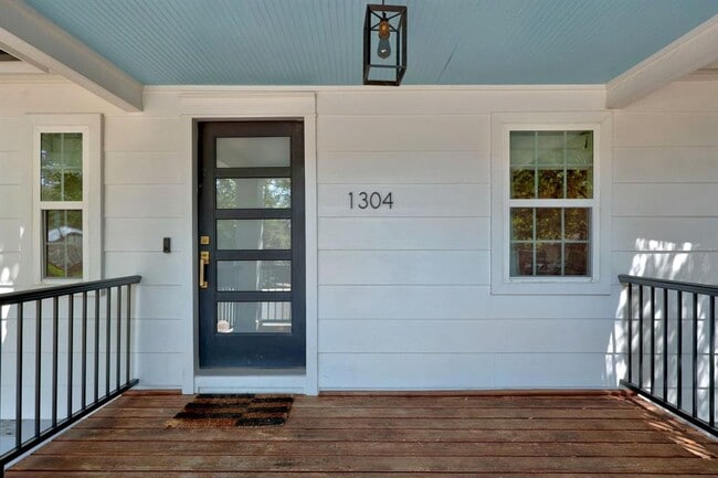 Photo - 1304 E 3rd St