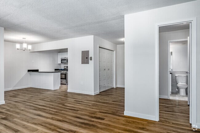 Studio, 1BA - 636SF