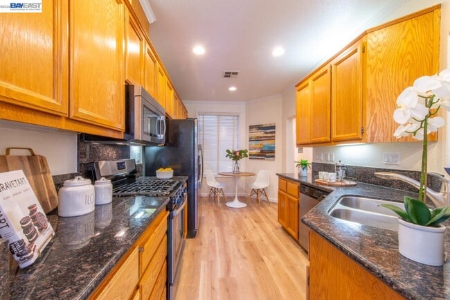 Photo - 457 Ribbonwood Ave