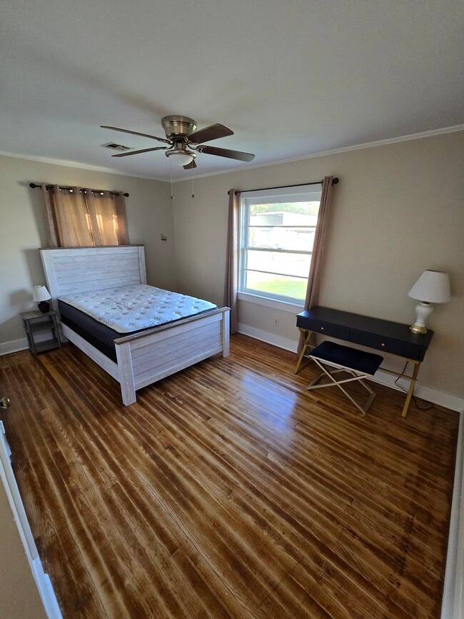 Photo - 205 W Broussard St