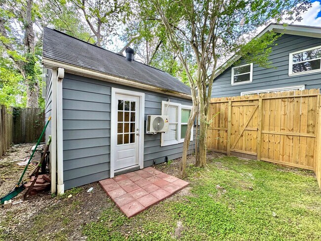 Photo - 914 Joyce St