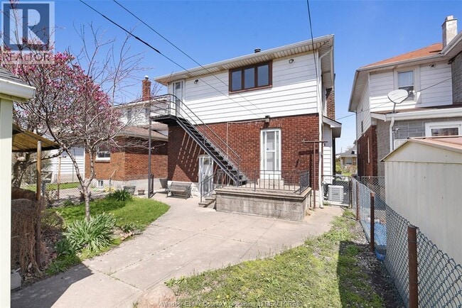 Photo - 1069 Marentette Ave