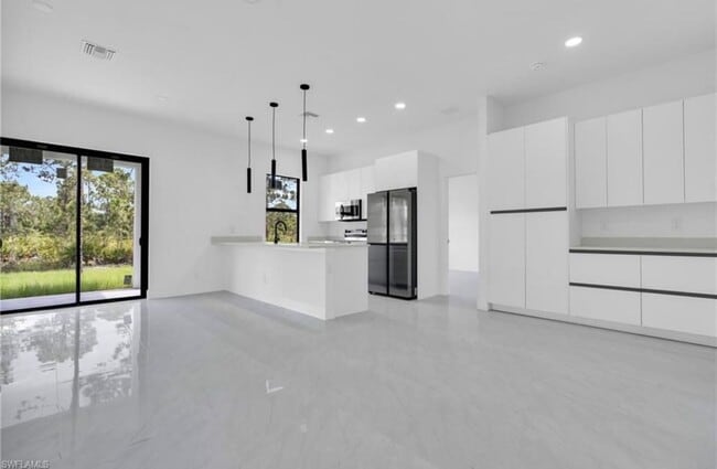 Photo - 406 W 11th St