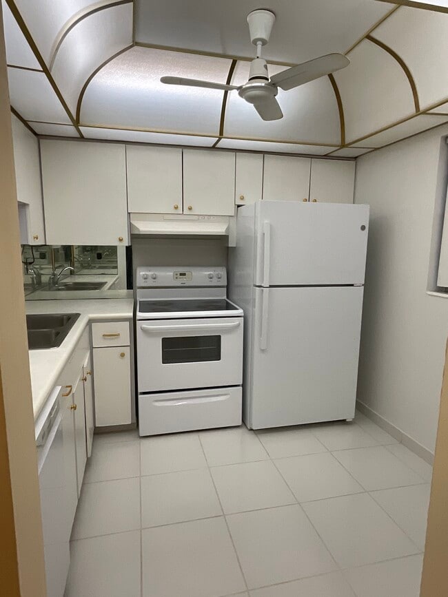 Range and refrigerator/freezer - 2900 NW 47th Terrace Unit 103