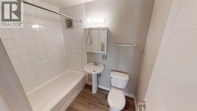 Photo - 9932-9105 105 Ave