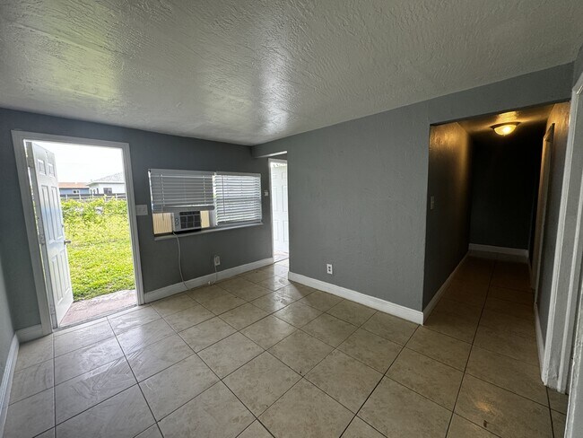 Photo - 4017 SW 24th St Unit 3