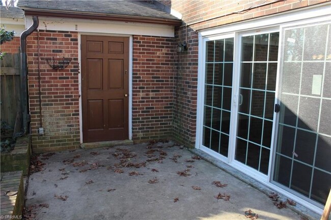 121 Charlestowne Cir