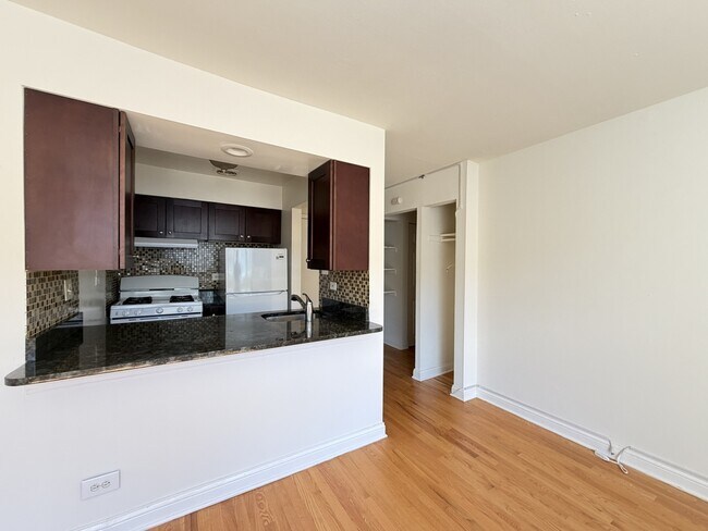 Photo - 3710 N Pine Grove Ave Unit 305