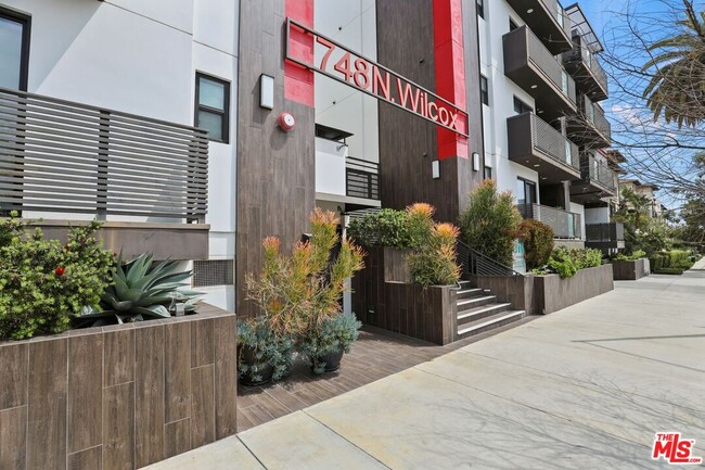 Building Photo - 748 Wilcox Ave Unit 306 Rental