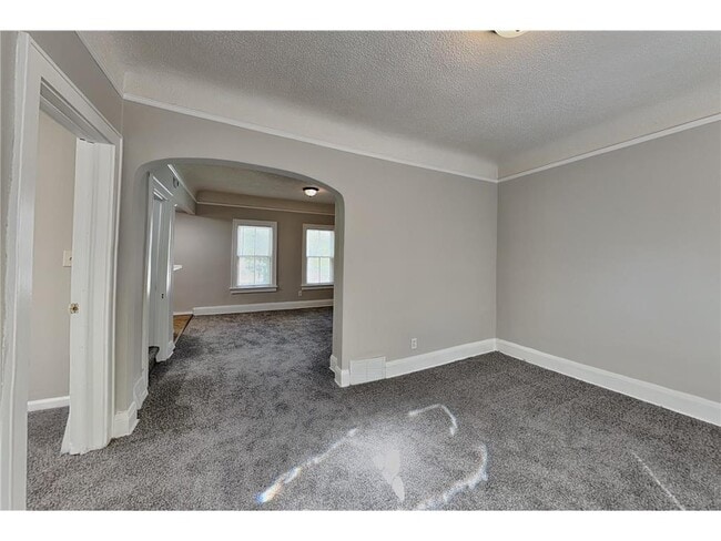 Photo - 303 Curtice St E