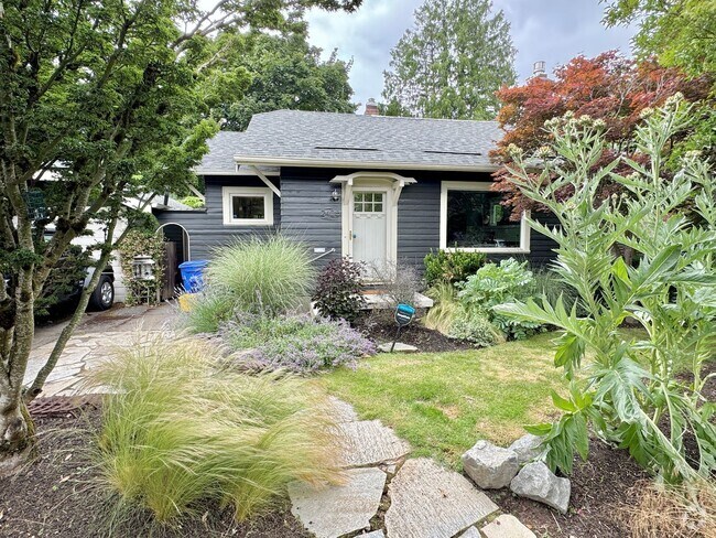 Building Photo - Rose City Park Bungalow with Finished Atti... Rental