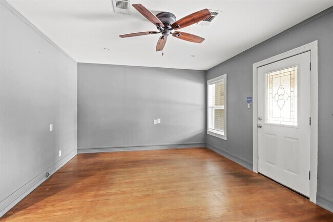 Photo - 916 E Main St