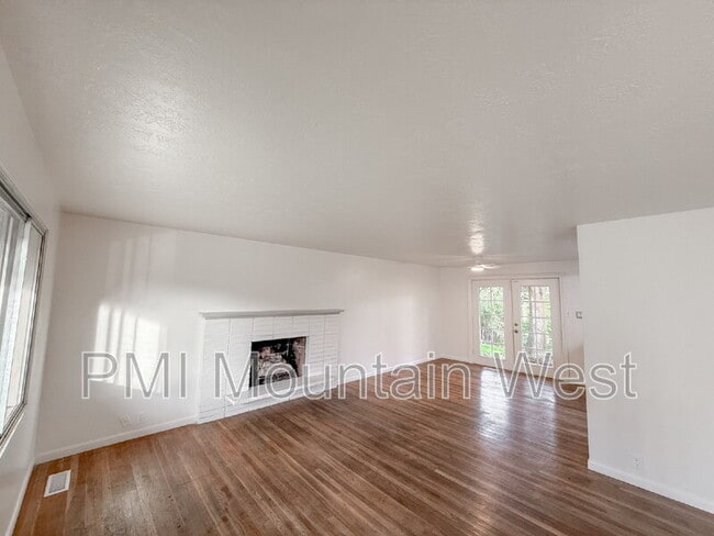 Photo - 698 Doren Dr