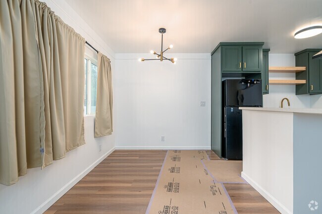 1BR, 1BA - 635SF - Dining Room - 5819 Carlton Way