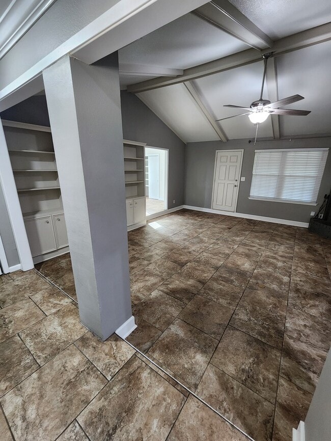 Photo - 4 bed 2 1/2 bath home, 2 car garage!