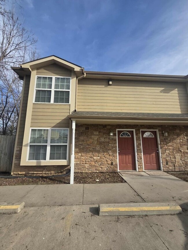 Building Photo - 936 W 8th St Unit 1