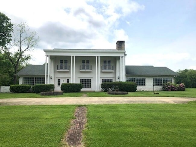 Building Photo - Vintage Style Home on Large Estate A Must See