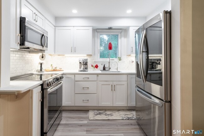 Photo - 410 Farmington Ave