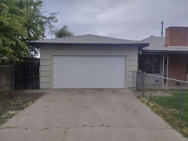 Photo - 3 Bedroom 1 Bathroom Home in Benton Park Available!