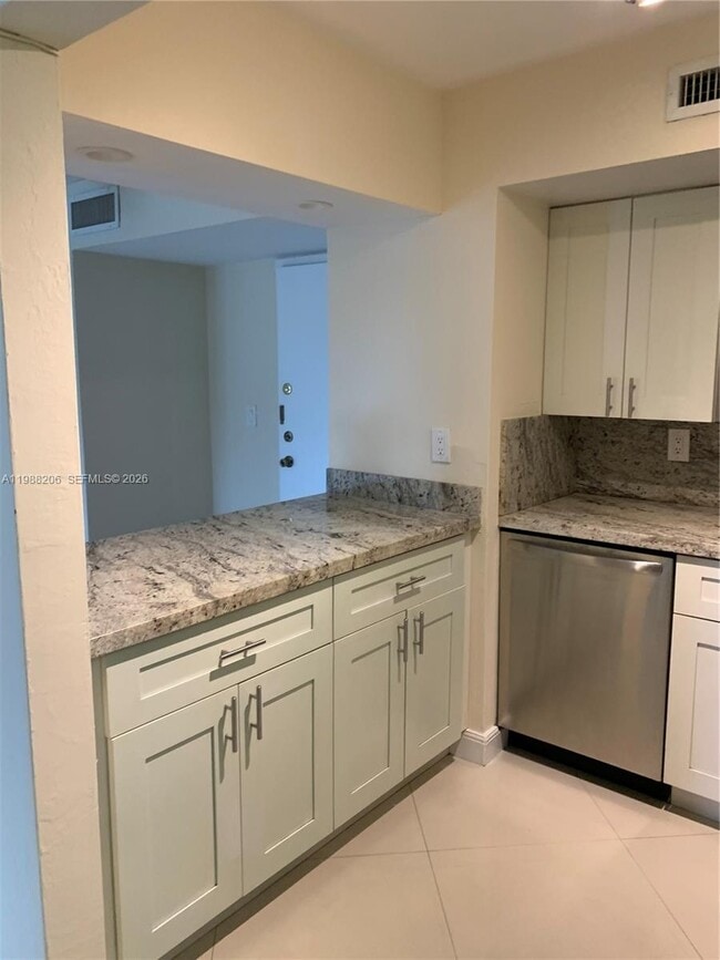 Photo - 2715 Tigertail Ave Unidad 203