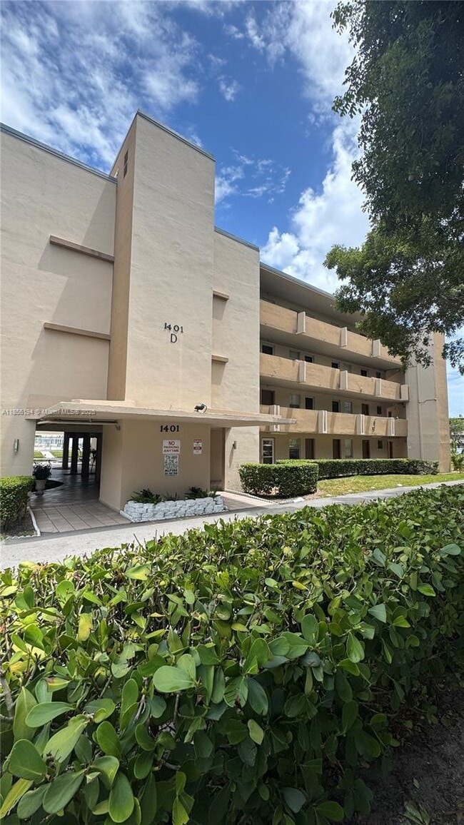 Building Photo - 1401 NE 191st St Unit D208 Rental