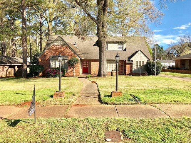 Gorgeous Interiors in this BONUS SPACE + 4 Bedroom 2 Bathroom Home! - Gorgeous Interiors in this BONUS SPACE + 4 Bedroom 2 Bathroom Home!