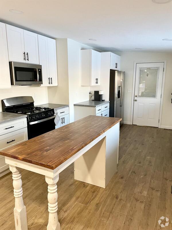 Building Photo - 1325 Everette St Rental