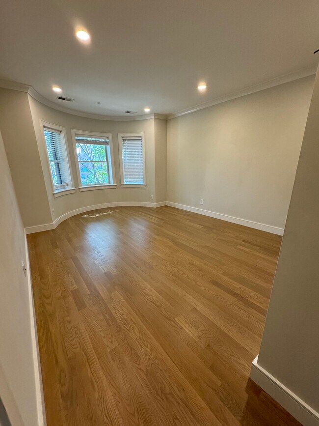 Building Photo - 533 Newbury St Unit 6 Rental