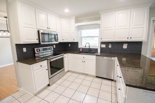 Photo - 819-3-1/2 3 1/2 Ave NW