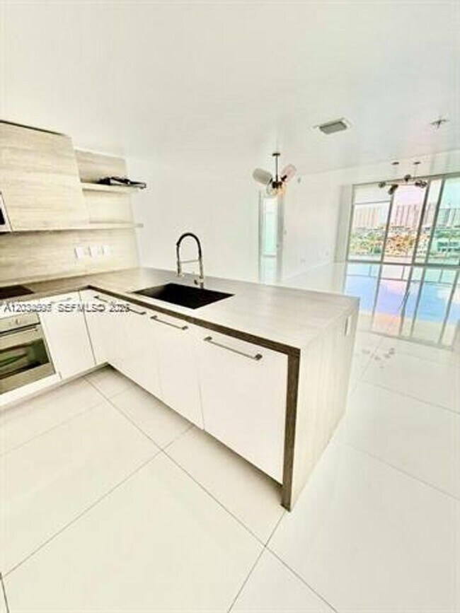 Photo - 400 Sunny Isles Blvd Unidad 400 Sunny Isles Blvd # 817