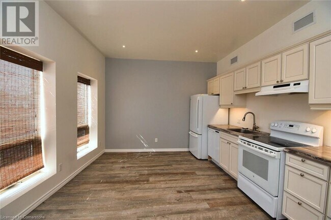Photo - 329 King St E Unit 3