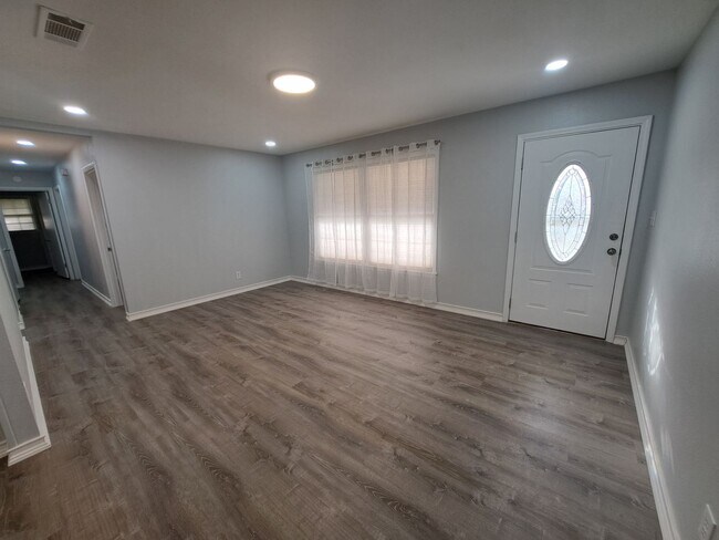 Photo - Completely Renovated 4BR/3BA close to Hosp...