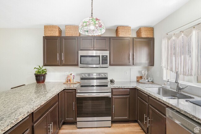 Photo - 475 N Redwood Rd