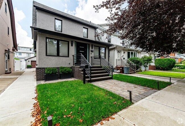 Building Photo - 71-31 Loubet St Rental